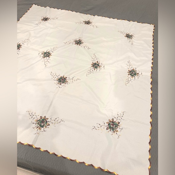 VTG Floral Embroidered Tablecloth 70’s 80’s golds, tans and greens 55 x 58” - Picture 4 of 10